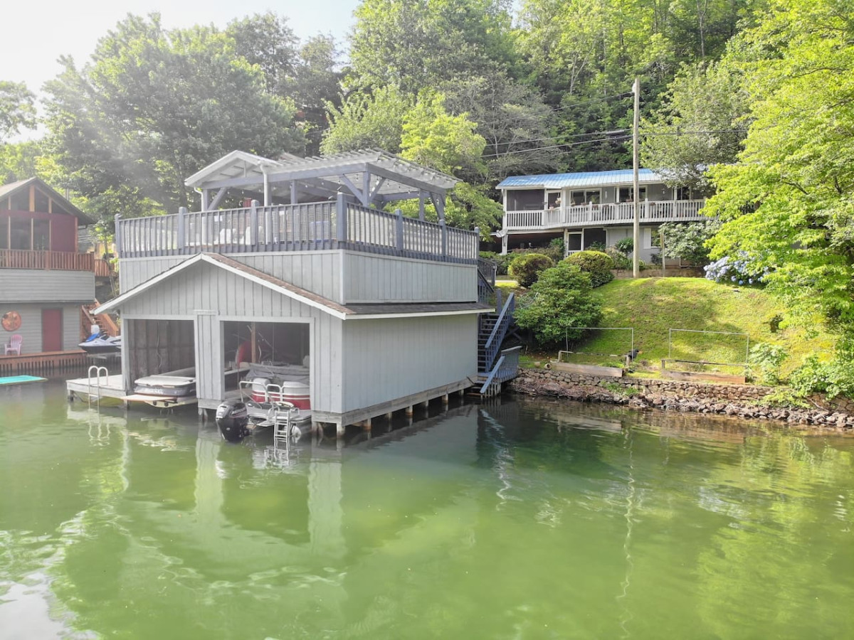 Bill's Bungalow on Lake Burton w/ Top Dock&Hot Tub - Clayton