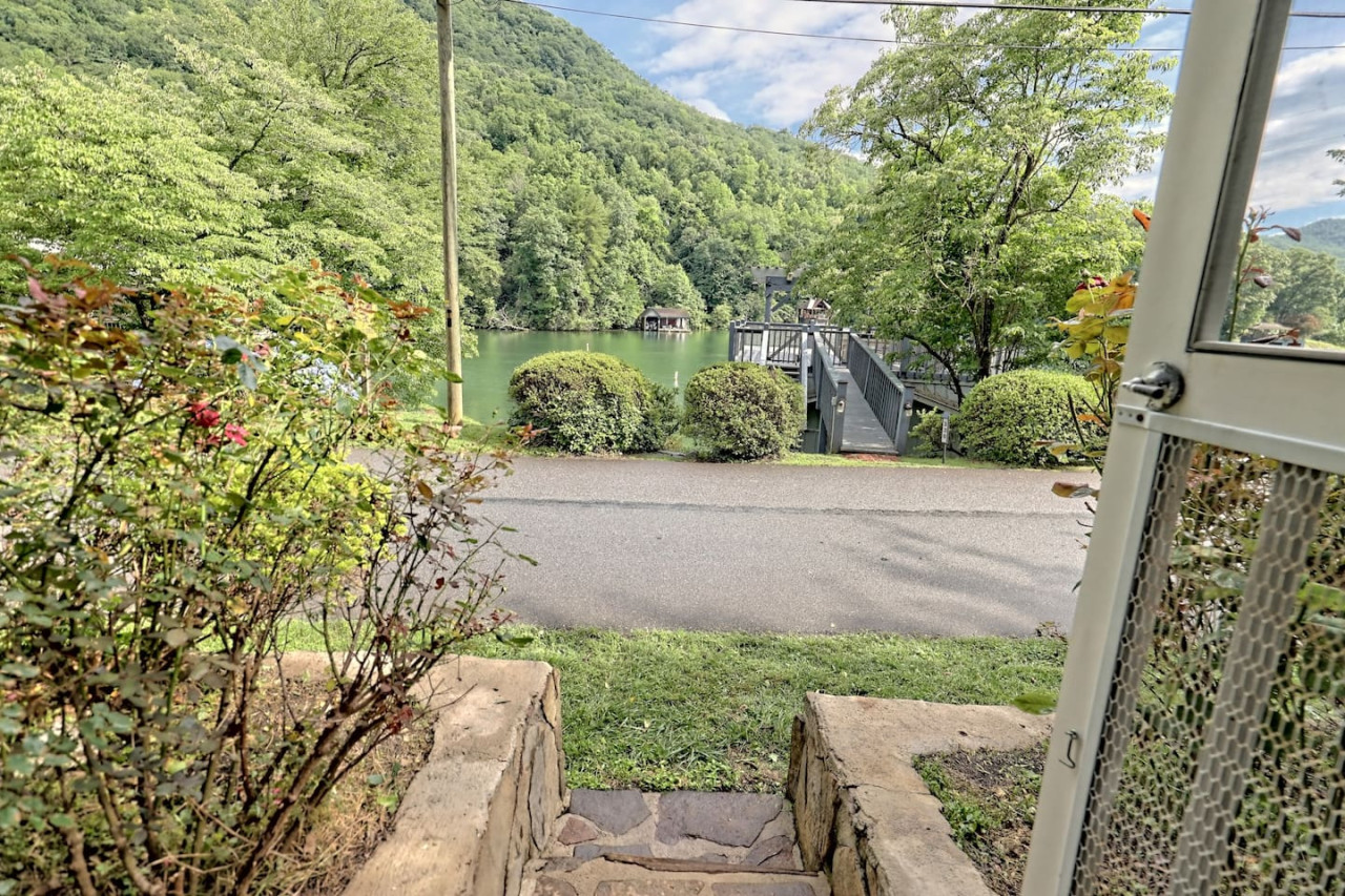 Bill's Bungalow on Lake Burton w/ Top Dock&Hot Tub - Clayton