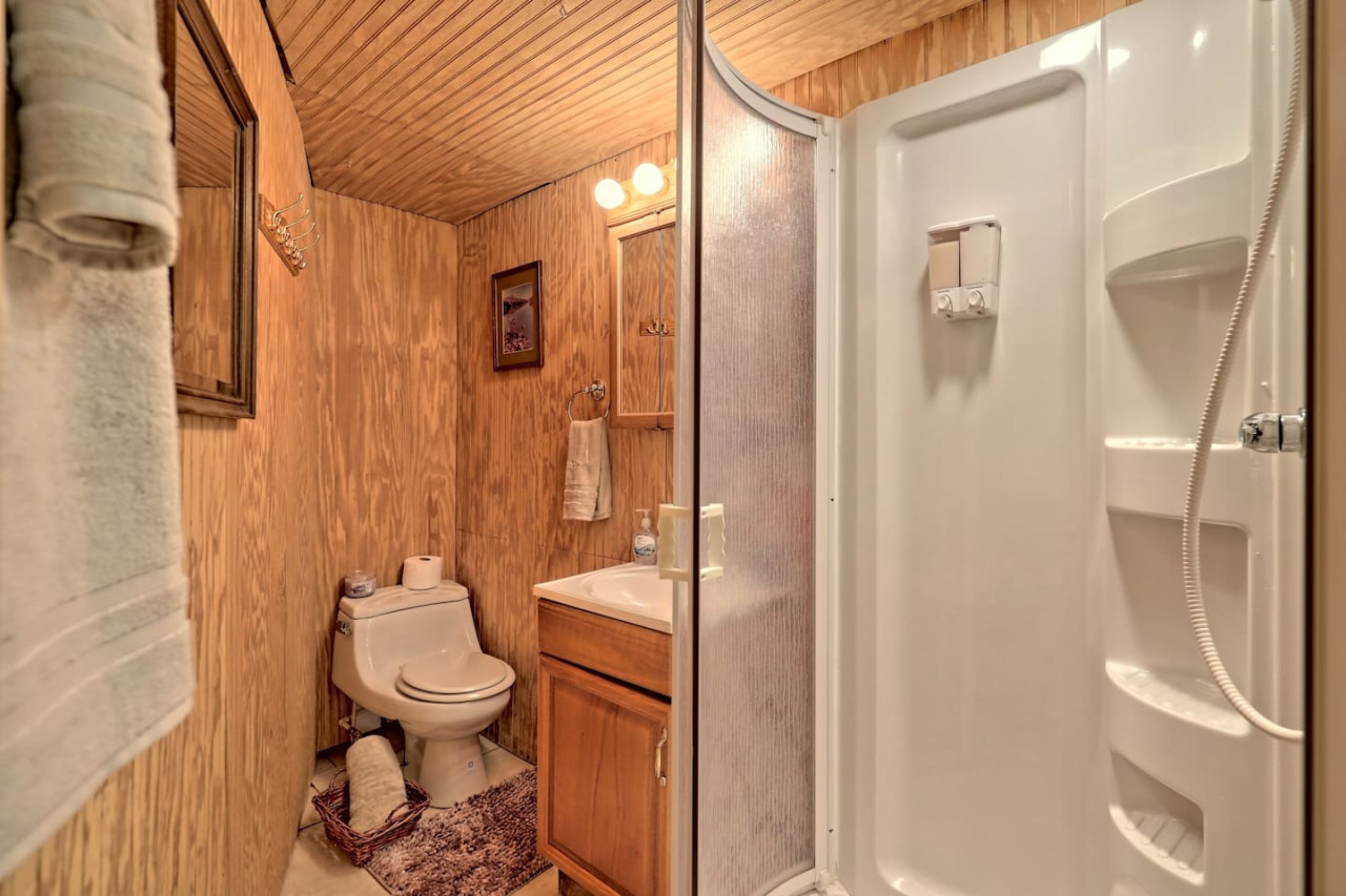 Bill's Bungalow on Lake Burton w/ Top Dock&Hot Tub - Clayton