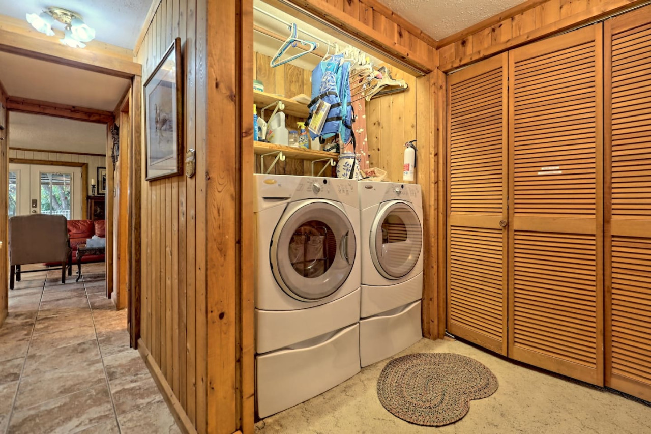 Bill's Bungalow on Lake Burton w/ Top Dock&Hot Tub - Clayton