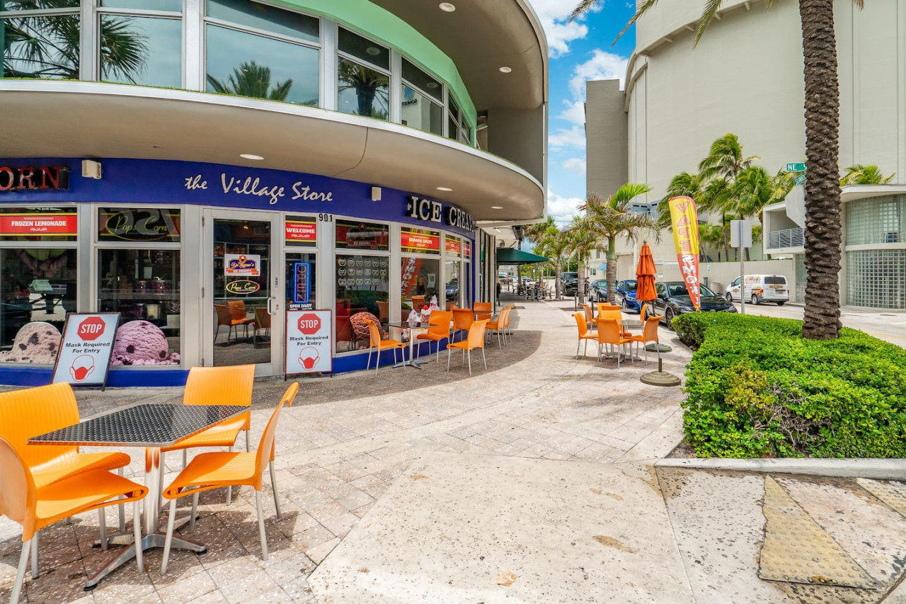 The Purple Pelican~Beachfront w/ Ocean Balcony~#2 - Fort Lauderdale