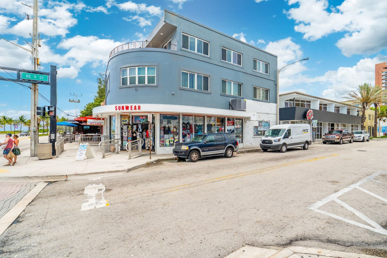 The Purple Pelican~Beachfront w/ Ocean Balcony~#2 - Fort Lauderdale