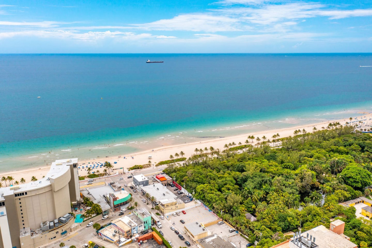 The Purple Pelican~Beachfront w/ Ocean Balcony~#2 - Fort Lauderdale
