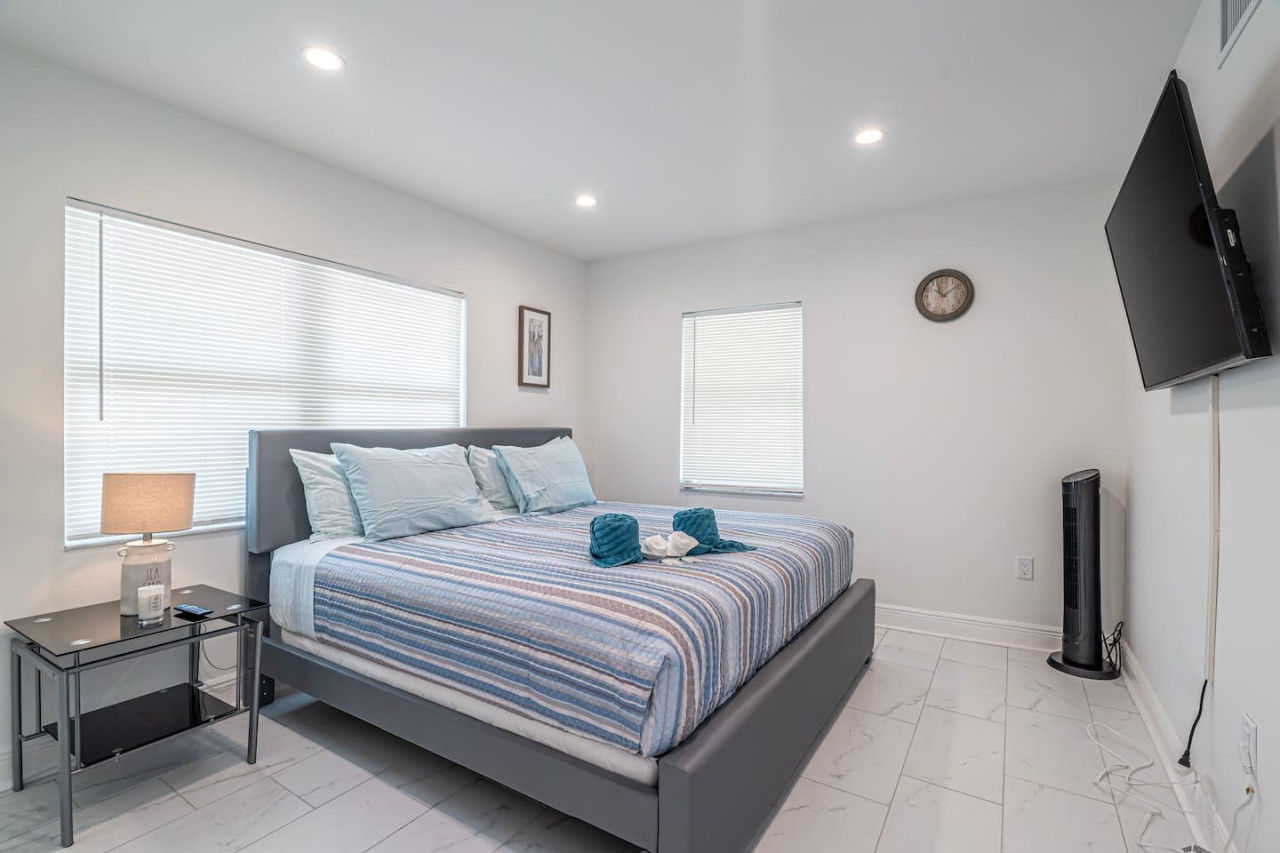 The Purple Pelican~Beachfront w/ Ocean Balcony~#2 - Fort Lauderdale