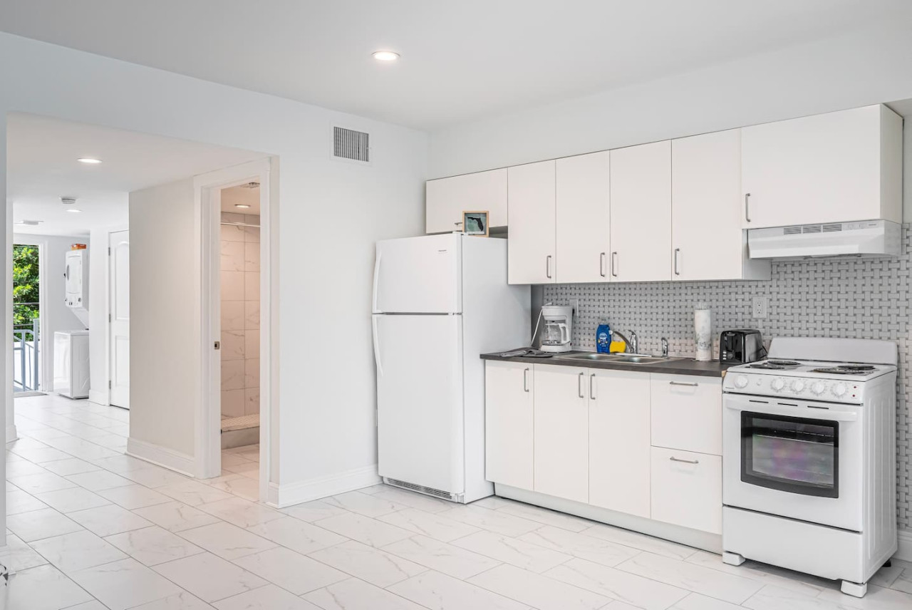 The Purple Pelican~Beachfront w/ Ocean Balcony~#2 - Fort Lauderdale