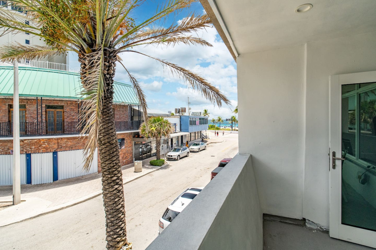 The Purple Pelican~Beachfront w/ Ocean Balcony~#2 - Fort Lauderdale