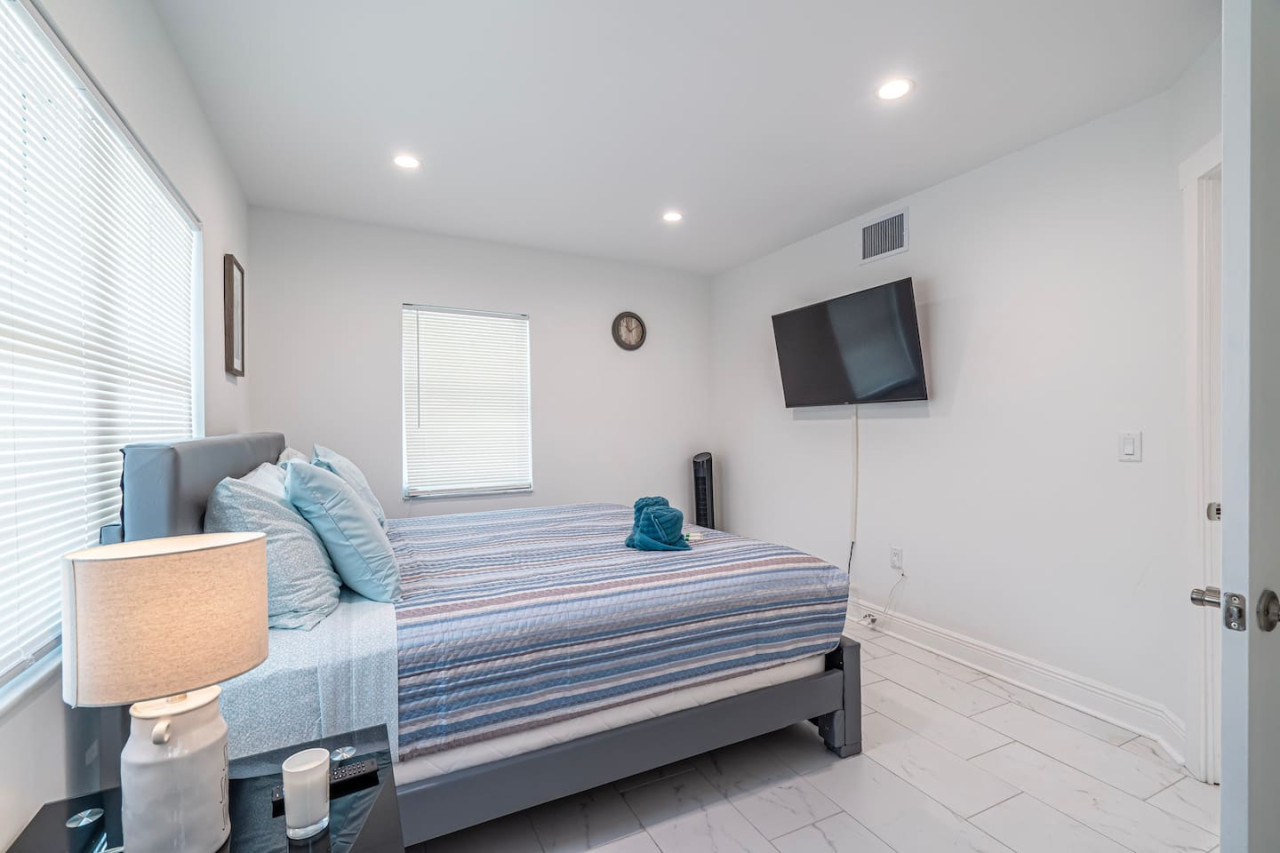 The Purple Pelican~Beachfront w/ Ocean Balcony~#2 - Fort Lauderdale