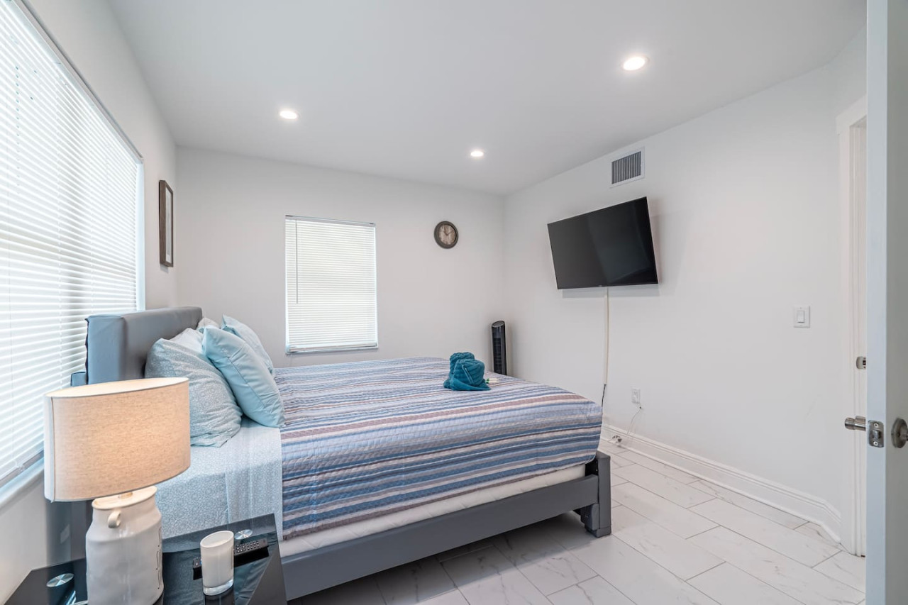 The Purple Pelican~Beachfront w/ Ocean Balcony~#2 - Fort Lauderdale