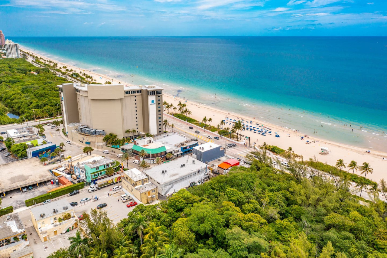 The Purple Pelican~Beachfront w/ Ocean Balcony~#2 - Fort Lauderdale