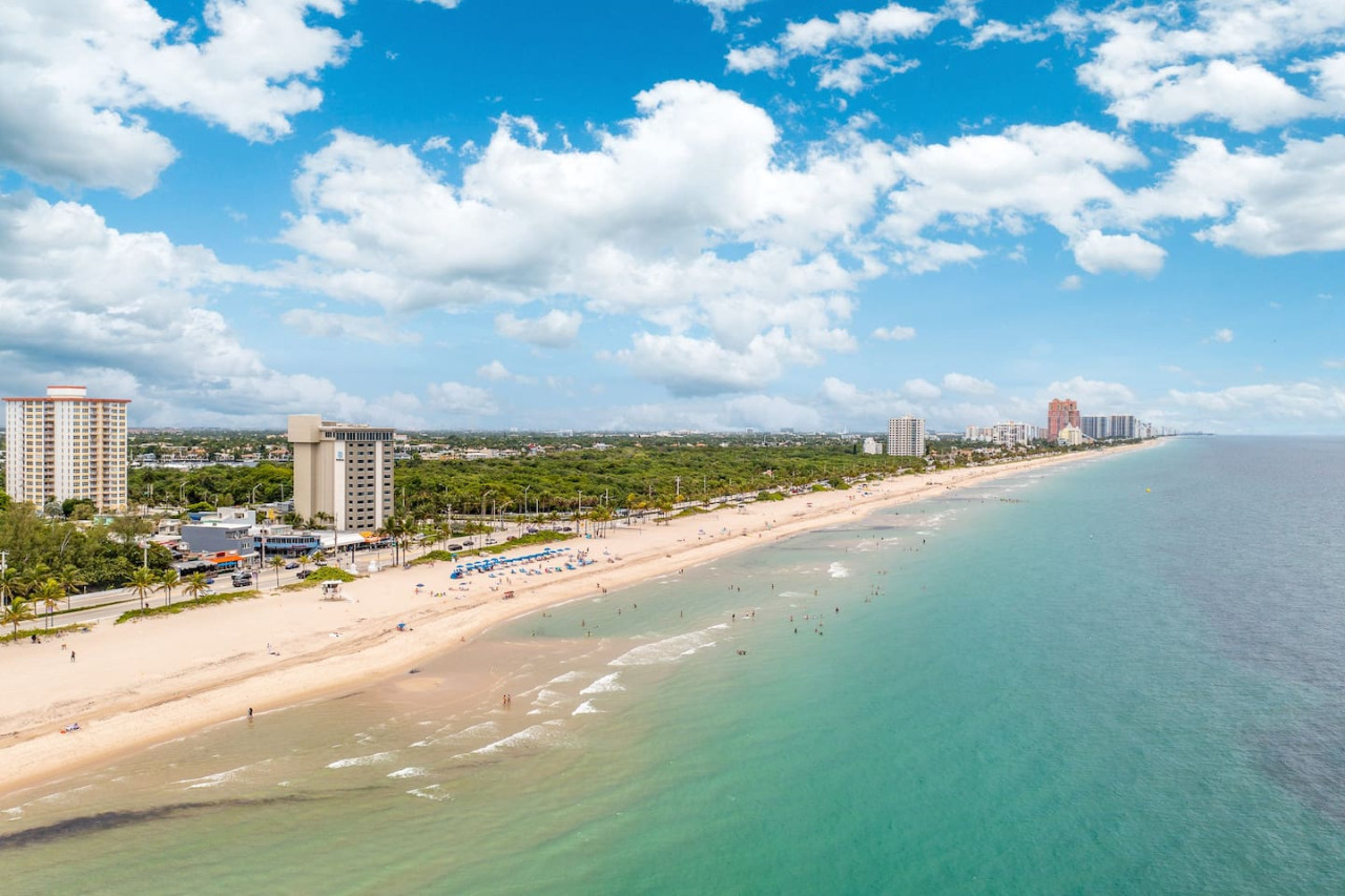 The Purple Pelican~Beachfront w/ Ocean Balcony~#2 - Fort Lauderdale