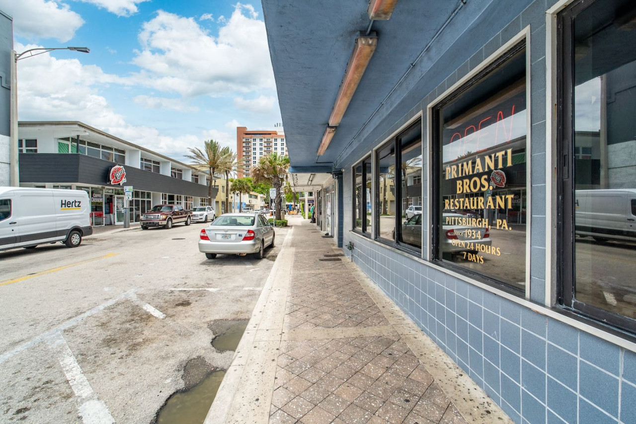 The Purple Pelican~Beachfront w/ Ocean Balcony~#2 - Fort Lauderdale