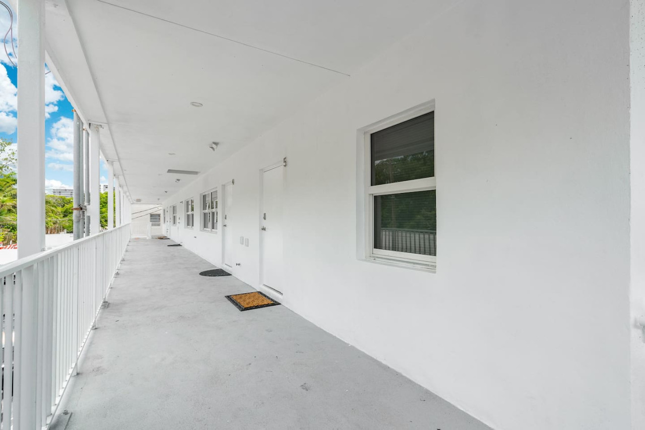 The Purple Pelican~Beachfront w/ Ocean Balcony~#2 - Fort Lauderdale