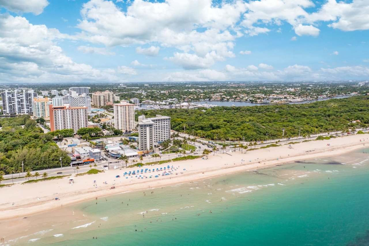 The Purple Pelican~Beachfront w/ Ocean Balcony~#2 - Fort Lauderdale