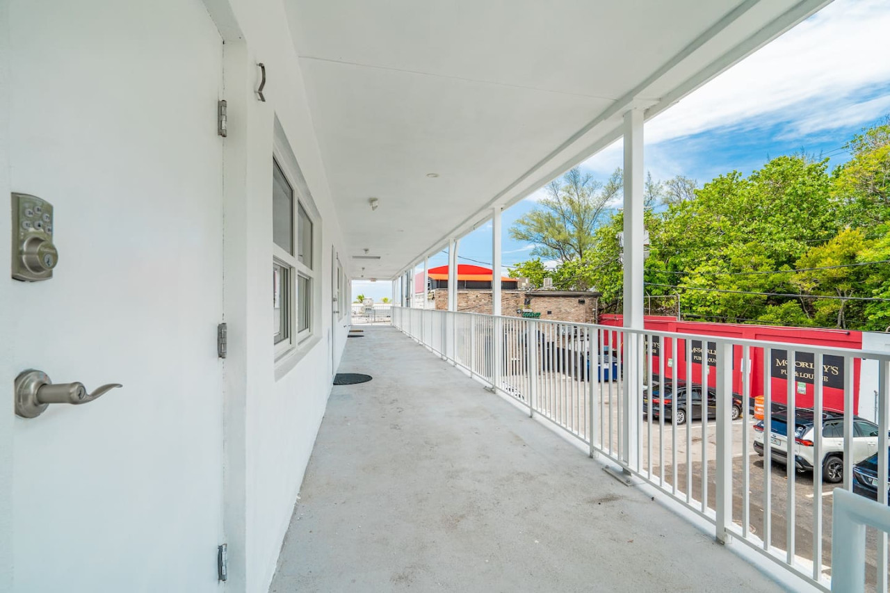 The Purple Pelican~Beachfront w/ Ocean Balcony~#1 - Fort Lauderdale