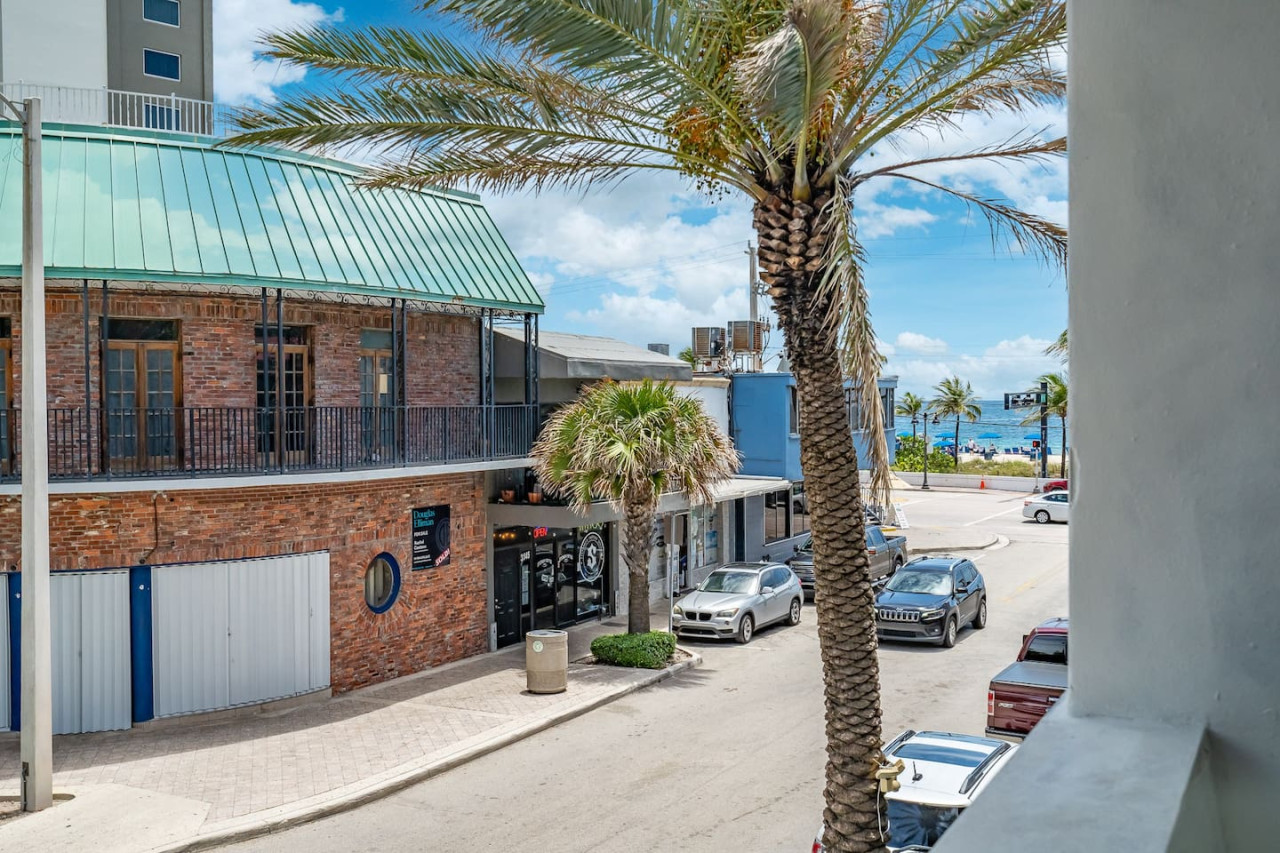 The Purple Pelican~Beachfront w/ Ocean Balcony~#1 - Fort Lauderdale