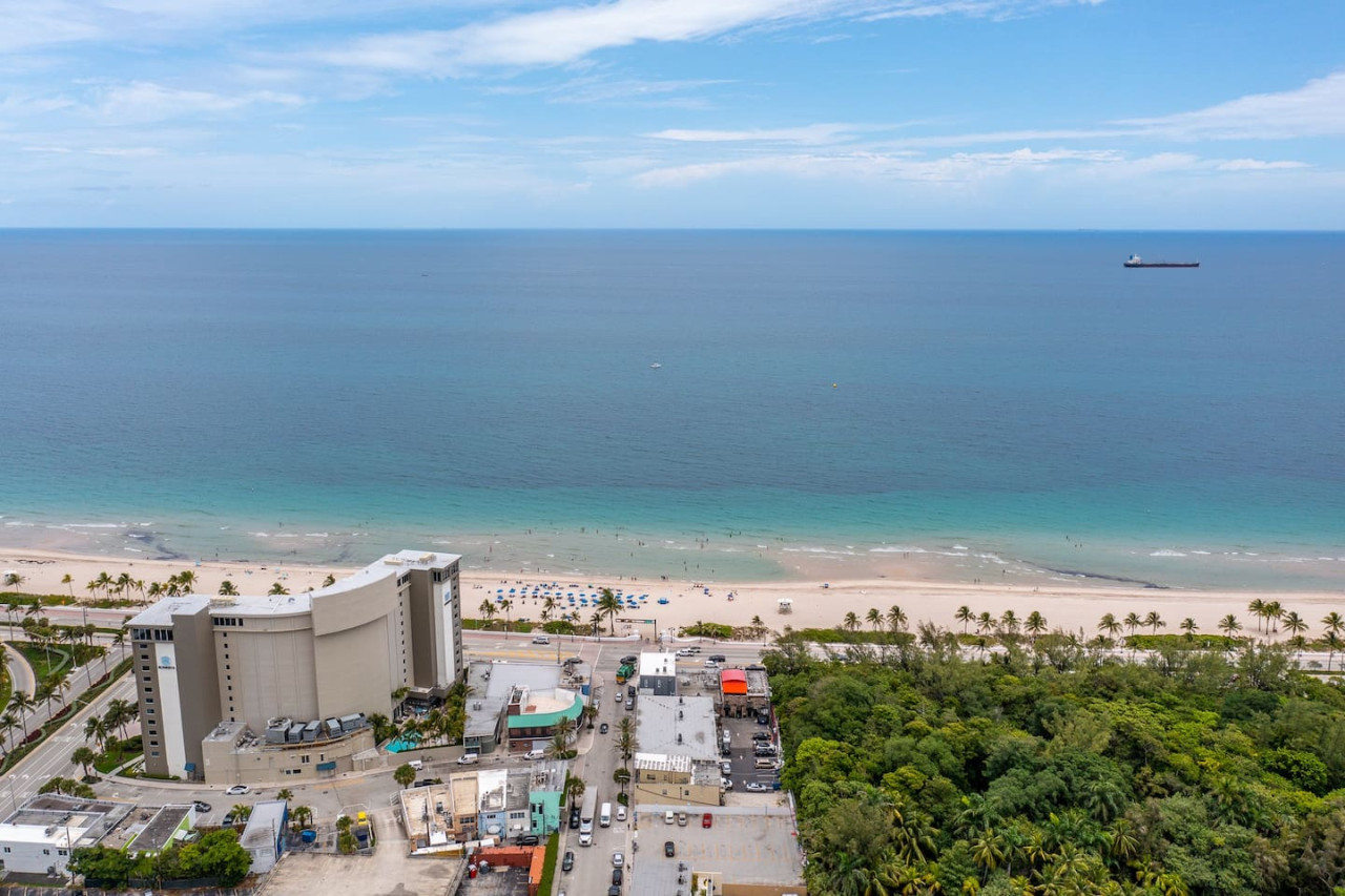 The Purple Pelican~Beachfront w/ Ocean Balcony~#1 - Fort Lauderdale