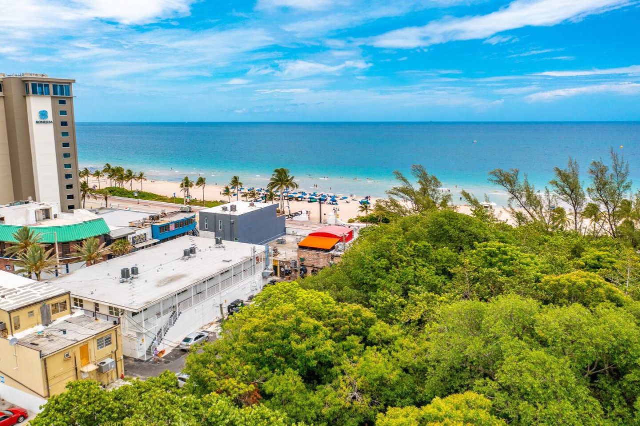 The Purple Pelican~Beachfront w/ Ocean Balcony~#1 - Fort Lauderdale
