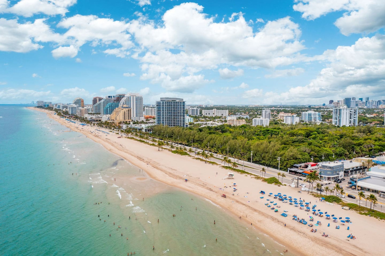 The Purple Pelican~Beachfront w/ Ocean Balcony~#1 - Fort Lauderdale