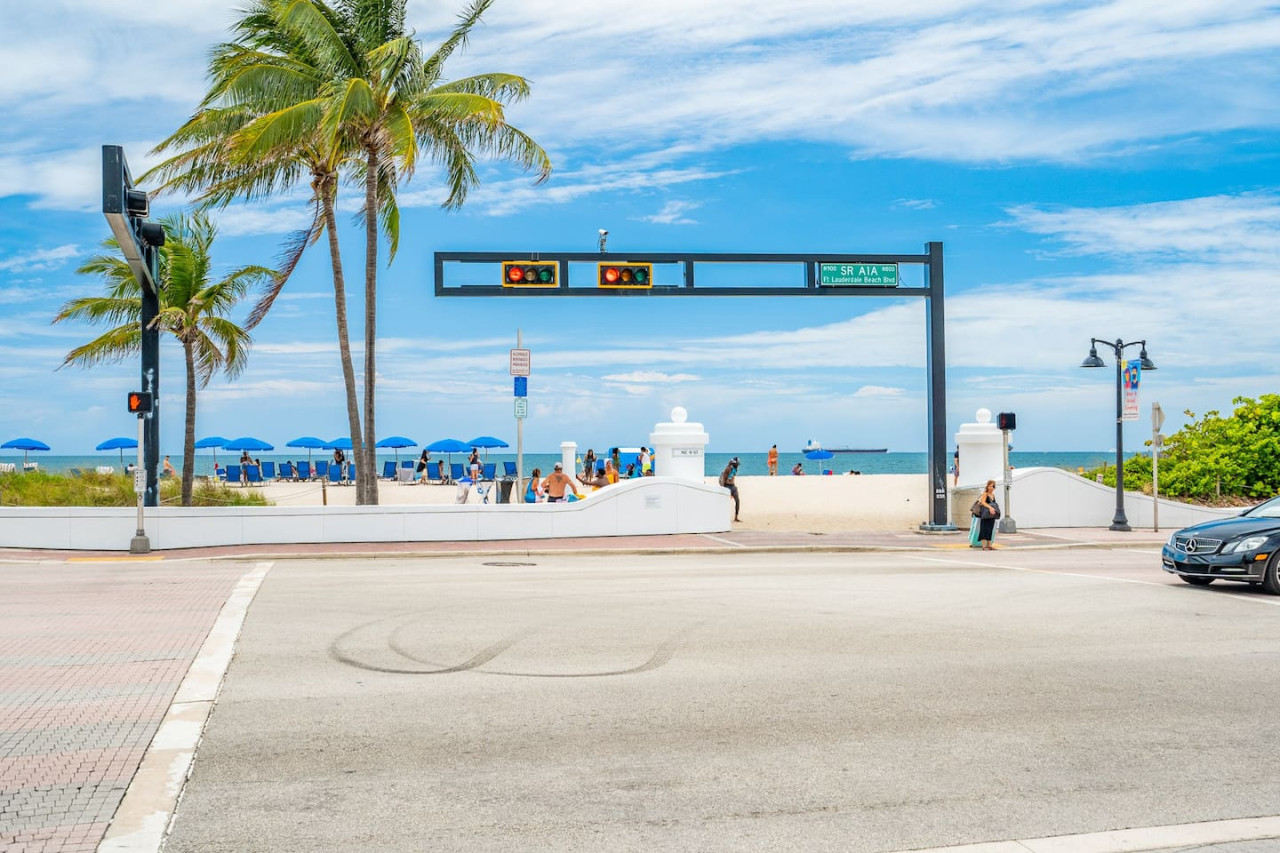 The Purple Pelican~Beachfront w/ Ocean Balcony~#1 - Fort Lauderdale