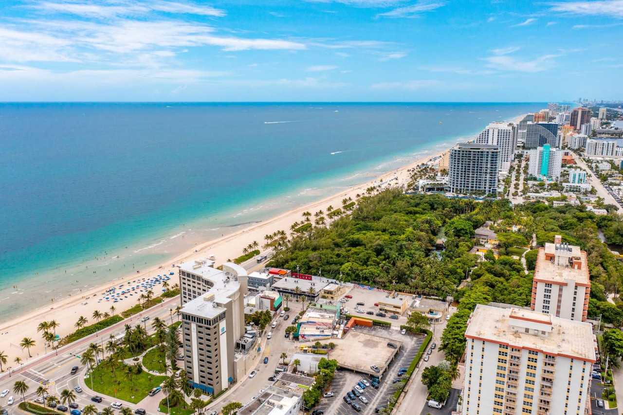 The Purple Pelican~Beachfront w/ Ocean Balcony~#1 - Fort Lauderdale
