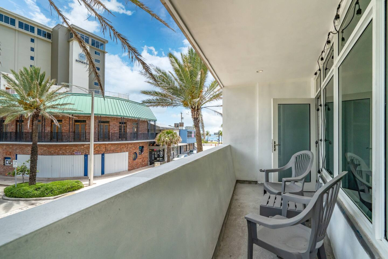 The Purple Pelican~Beachfront w/ Ocean Balcony~#1 - Fort Lauderdale