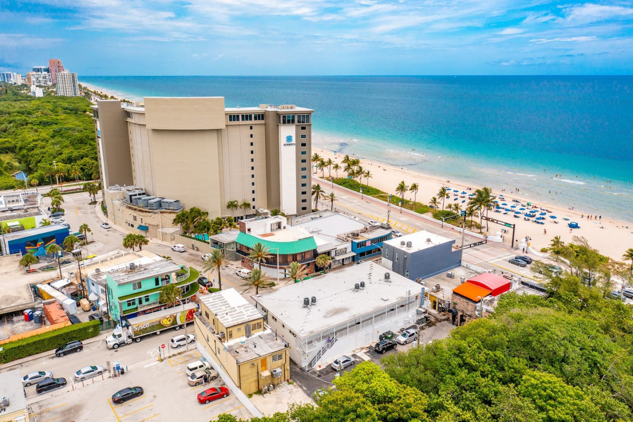 The Purple Pelican~Beachfront w/ Ocean Balcony~#1 - Fort Lauderdale