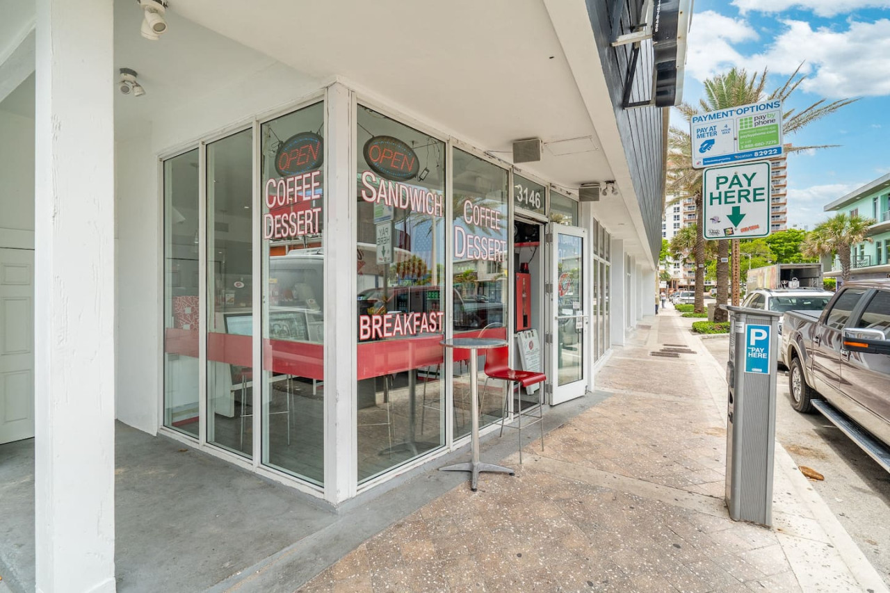 The Purple Pelican~Beachfront w/ Ocean Balcony~#1 - Fort Lauderdale