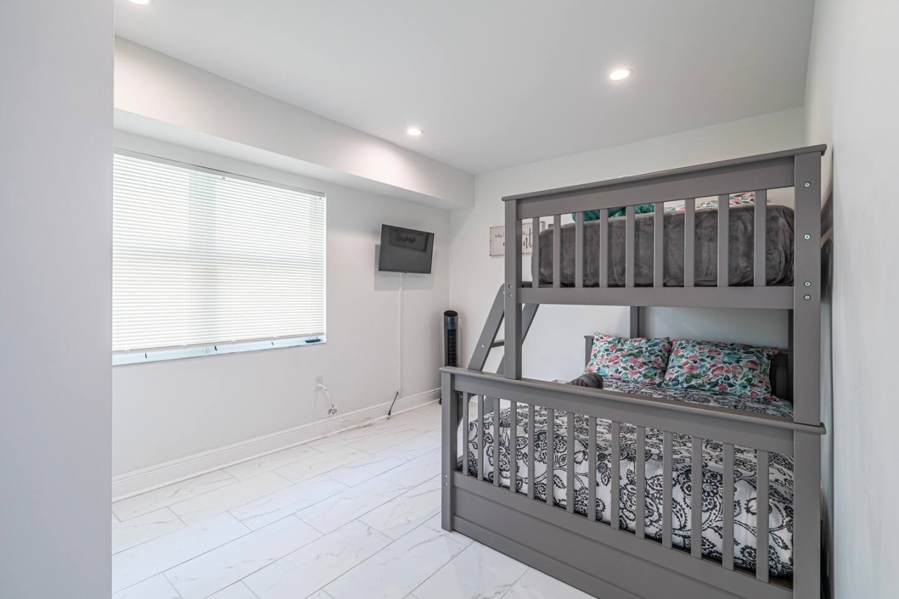 The Purple Pelican~Beachfront w/ Ocean Balcony~#1 - Fort Lauderdale