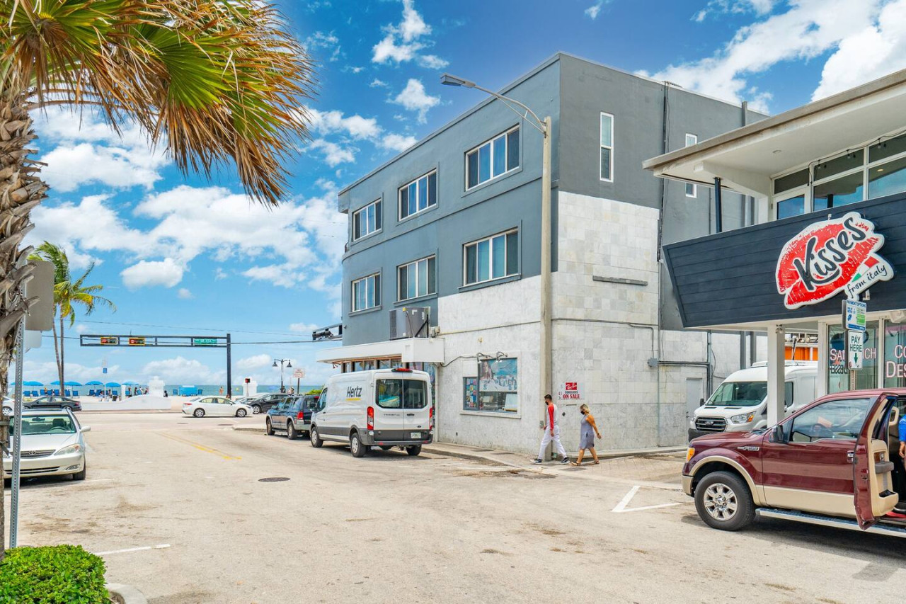The Purple Pelican~Beachfront w/ Ocean Balcony~#1 - Fort Lauderdale