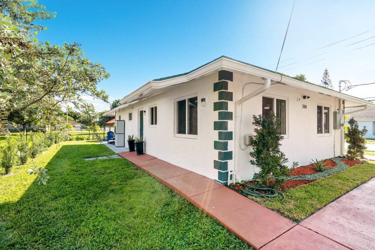Roxana's 3BR/2BA w/ Modern Interior & BBQ Backyard - Oakland Park