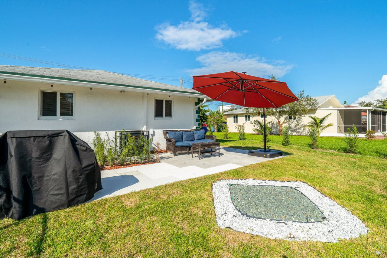 Roxana's 3BR/2BA w/ Modern Interior & BBQ Backyard - Oakland Park