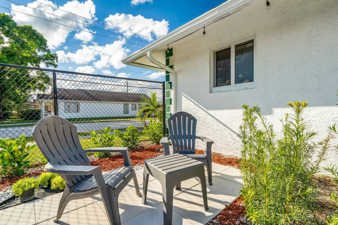 Roxana's 3BR/2BA w/ Modern Interior & BBQ Backyard - Oakland Park