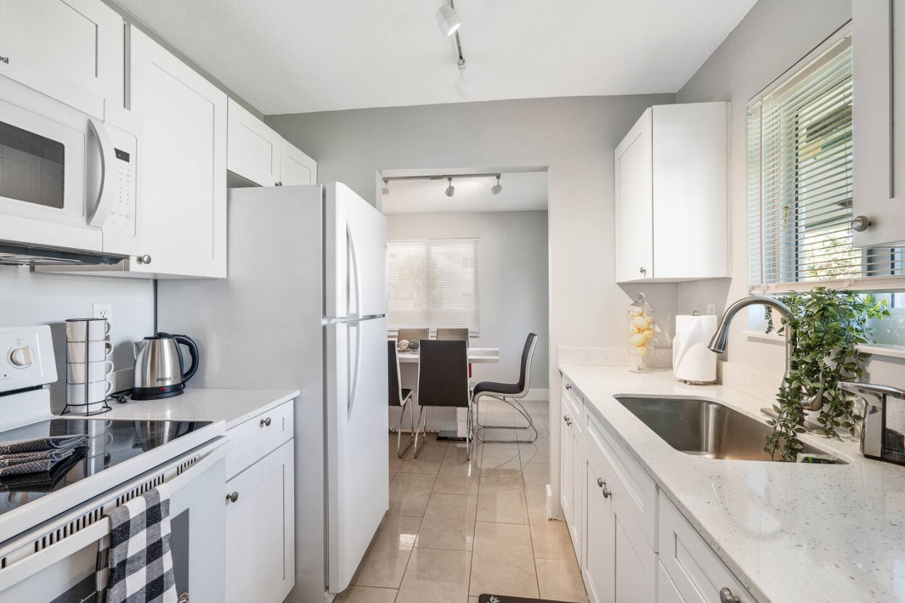 Roxana's 3BR/2BA w/ Modern Interior & BBQ Backyard - Oakland Park