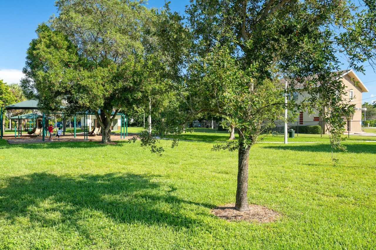 Roxana's 3BR/2BA w/ Modern Interior & BBQ Backyard - Oakland Park