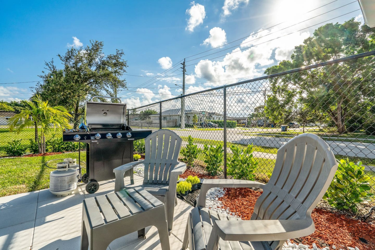 Roxana's 3BR/2BA w/ Modern Interior & BBQ Backyard - Oakland Park