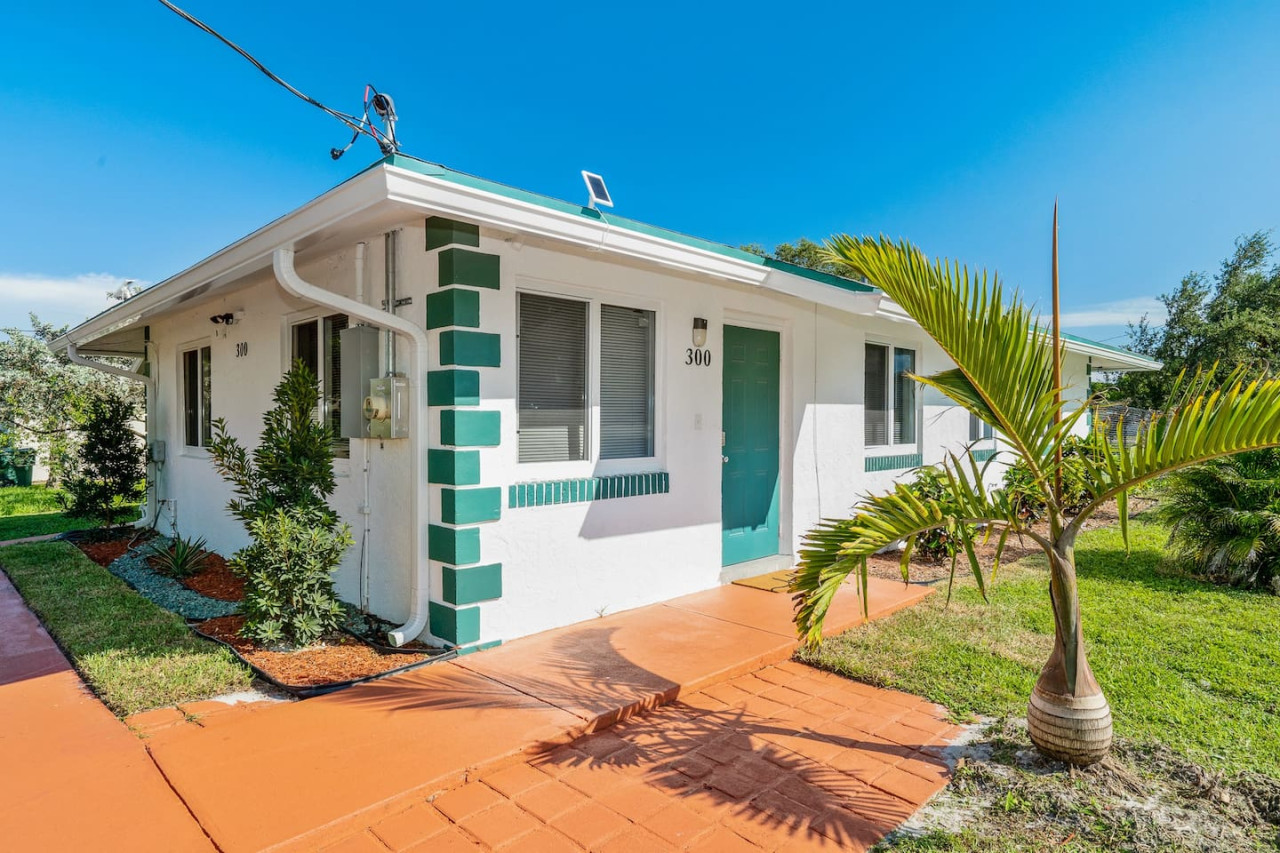 Roxana's 3BR/2BA w/ Modern Interior & BBQ Backyard - Oakland Park