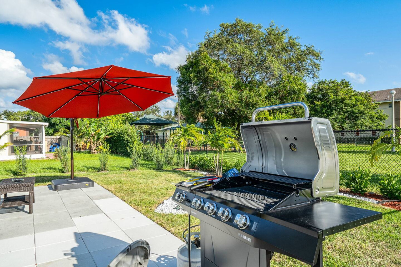 Roxana's 3BR/2BA w/ Modern Interior & BBQ Backyard - Oakland Park