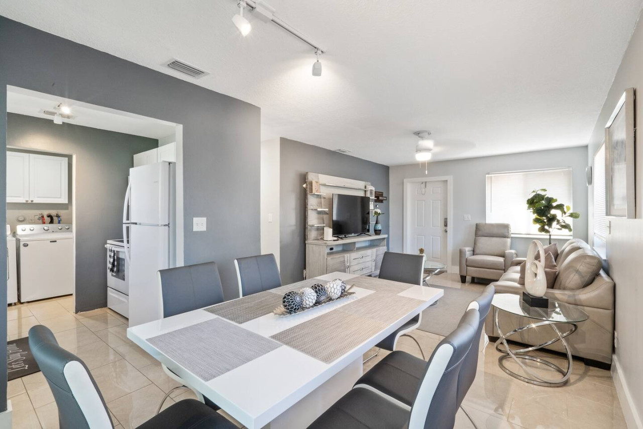 Roxana's 3BR/2BA w/ Modern Interior & BBQ Backyard - Oakland Park