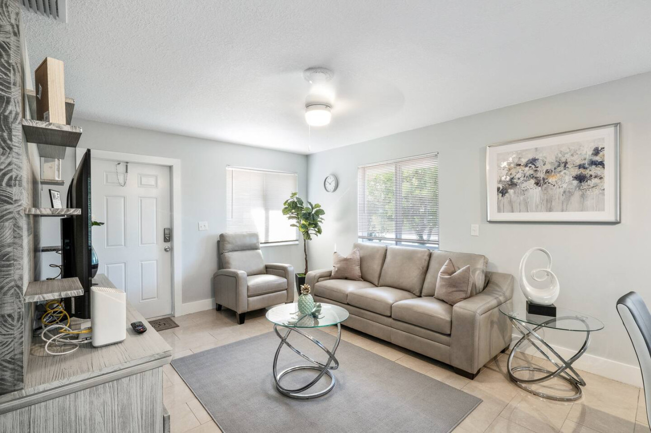 Roxana's 3BR/2BA w/ Modern Interior & BBQ Backyard - Oakland Park