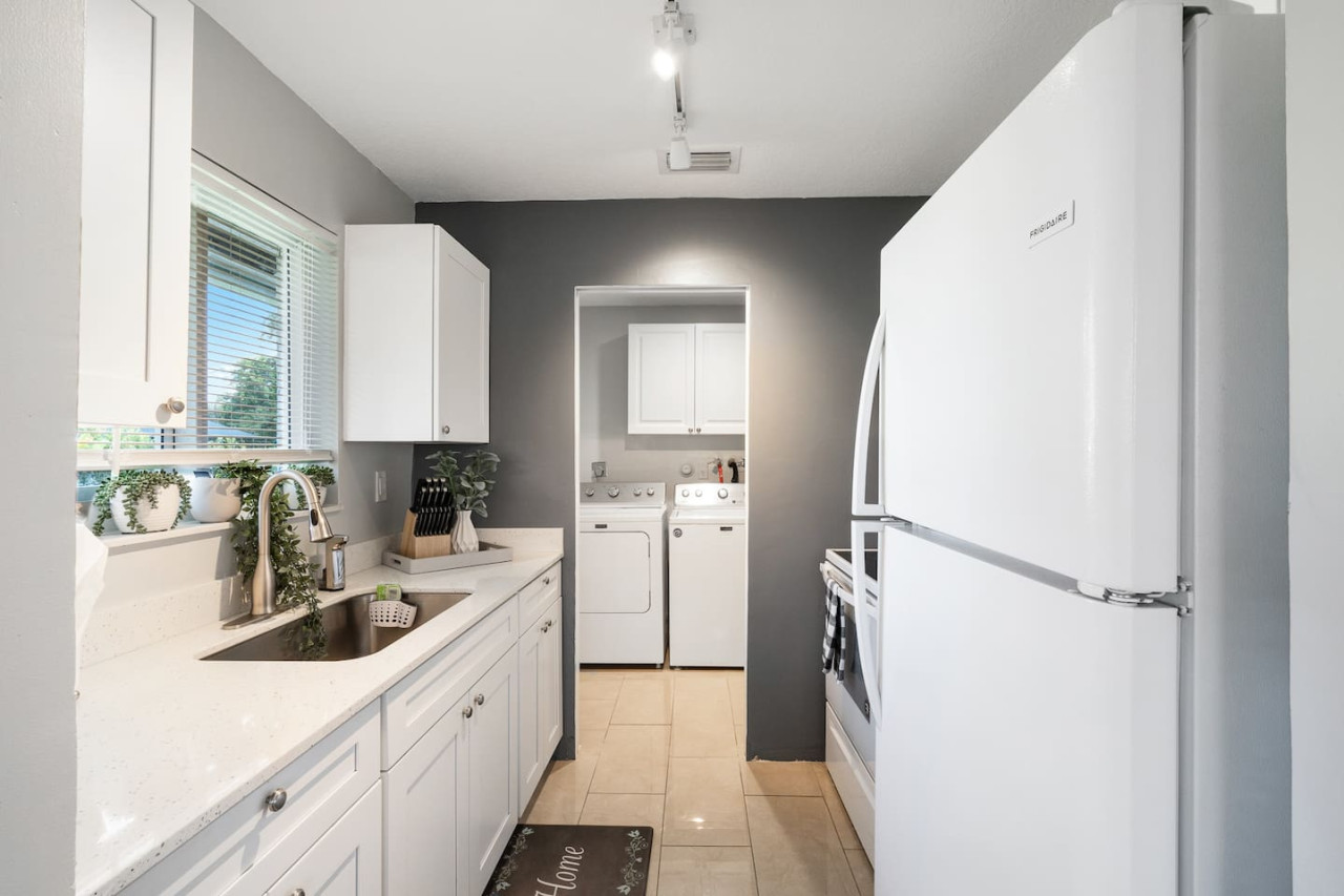 Roxana's 3BR/2BA w/ Modern Interior & BBQ Backyard - Oakland Park