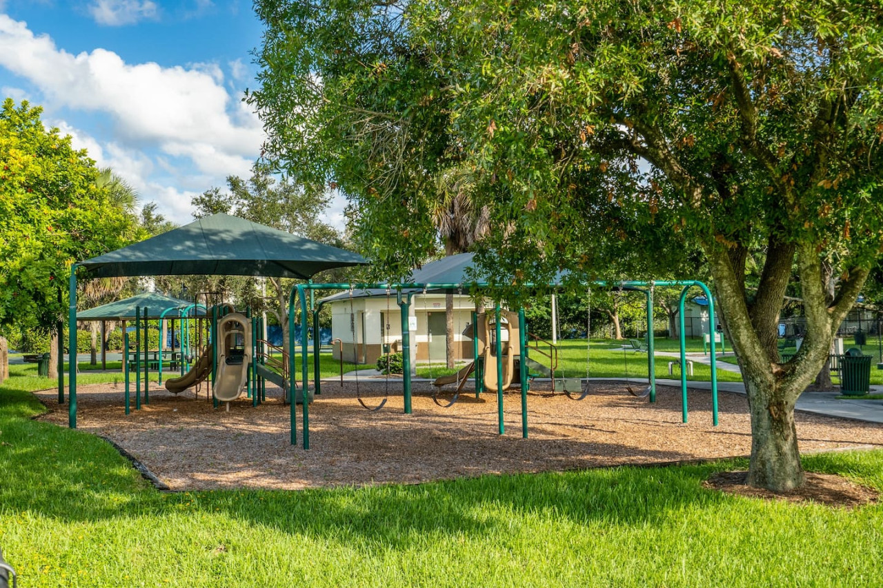 Roxana's 3BR/2BA w/ Modern Interior & BBQ Backyard - Oakland Park