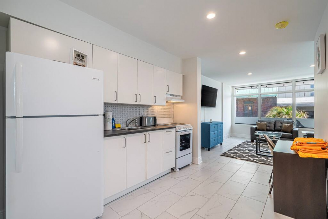 Clean lines, cool vibes: The minimalist design of this kitchen creates a sense of calm and order, perfect for those who like to keep things tidy.