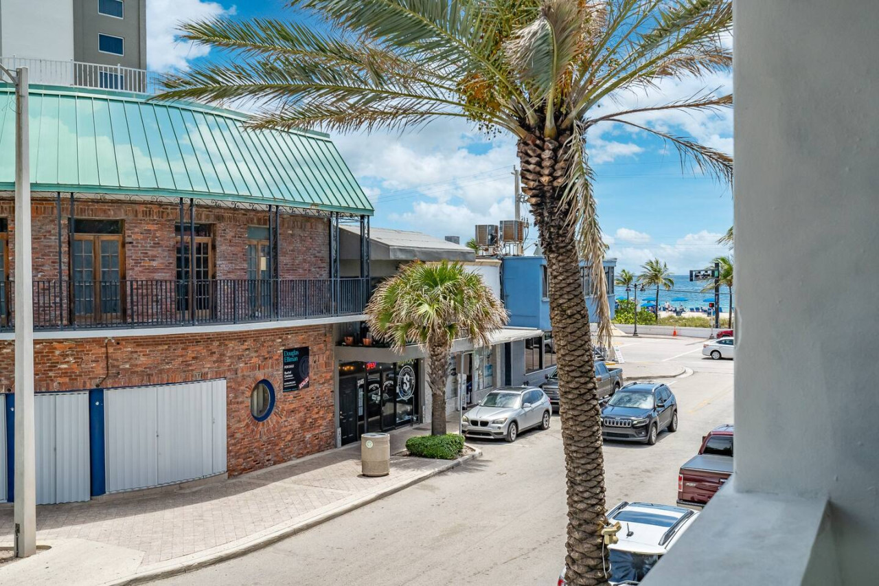 City oasis: A serene escape amidst the urban jungle, where palm trees sway gently in the breeze and the city skyline fades into the distance.