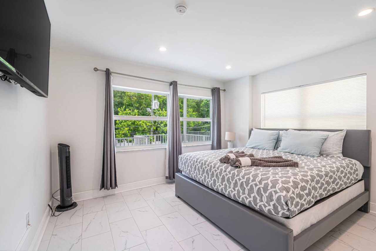 Beachfront Bloo's -2 Units-Ocean View Balcony #1/2 - Fort Lauderdale