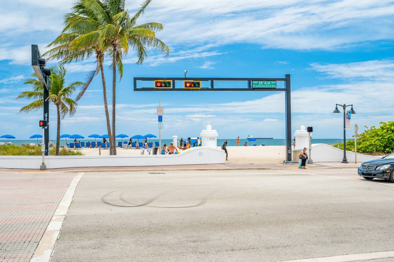 Beachfront Bloo's -2 Units-Ocean View Balcony #1/2 - Fort Lauderdale