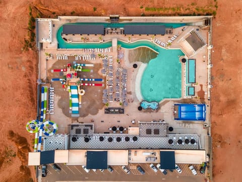Hurricane Hangout– Games, Hot Tub & Free Waterpark