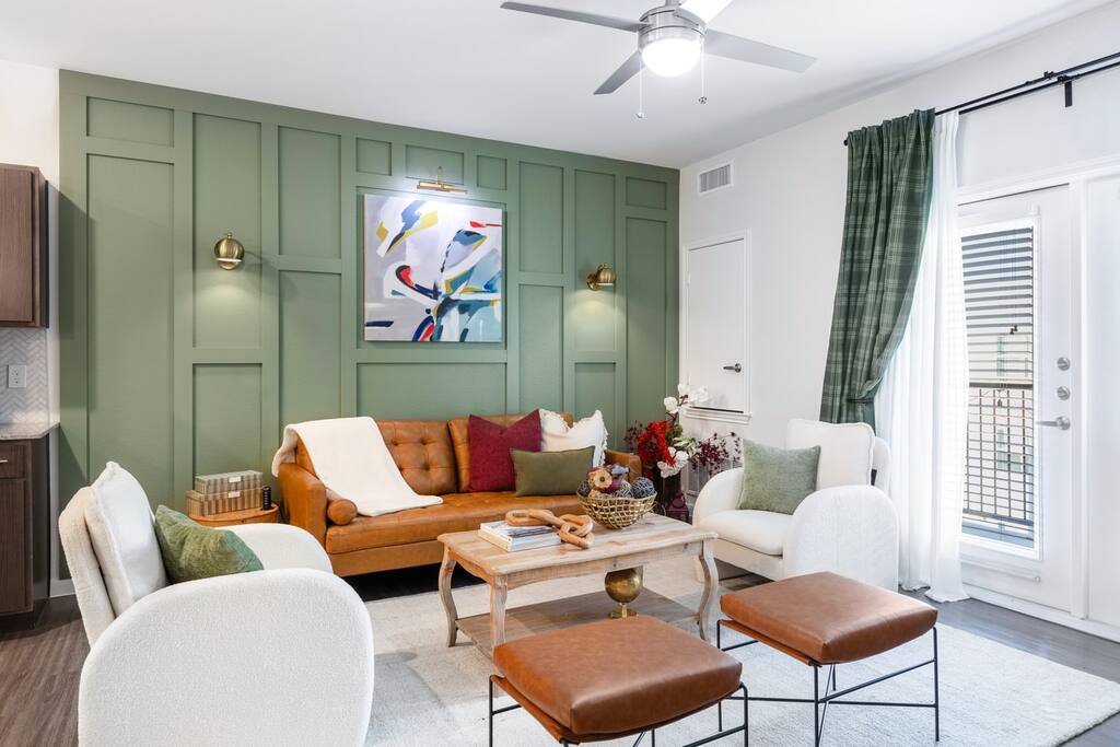 Welcome to Regal Hideaway - Living Room