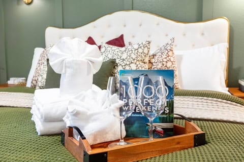Bedroom - King-size Bed - Wall Sconces