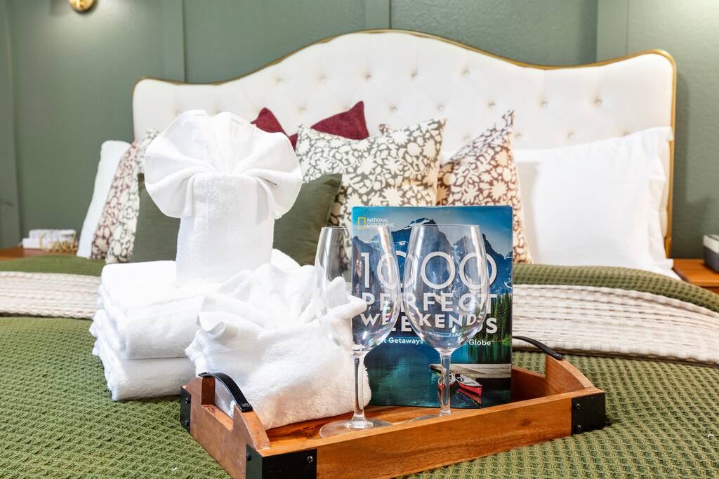 Bedroom - King-size Bed - Wall Sconces