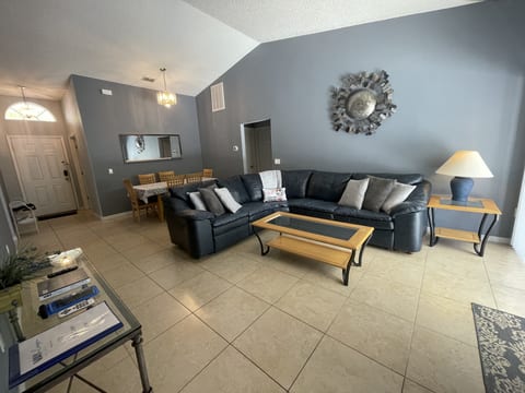3 Bedroom Villa with Poolside Cinema and Games Room Close to theme Parks sleeps 6